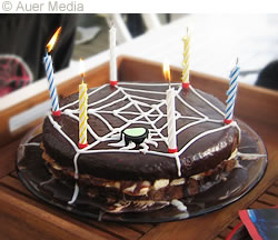 Halloween recipes - Spiders web cake for Halloween or Spiderman party